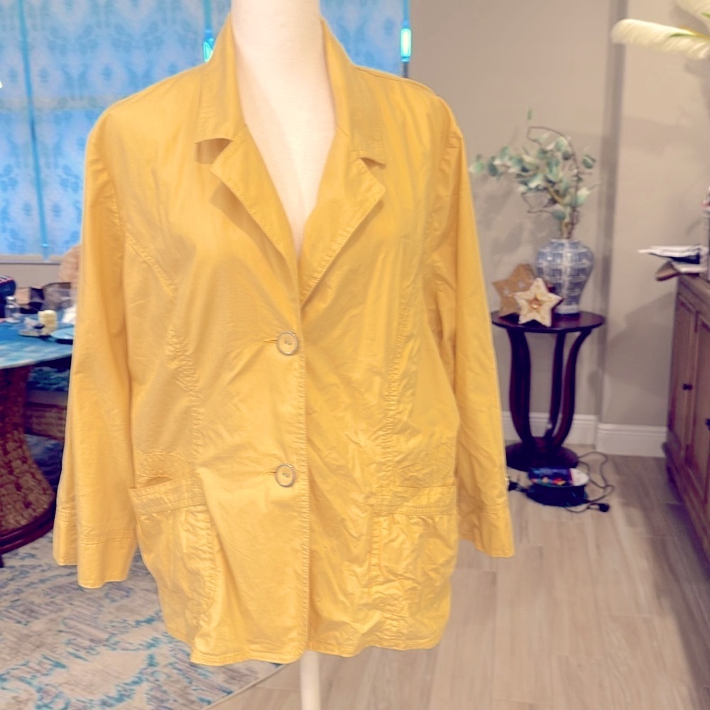Light spring jacket, 2 shallow front pockets, 2 buttons in front